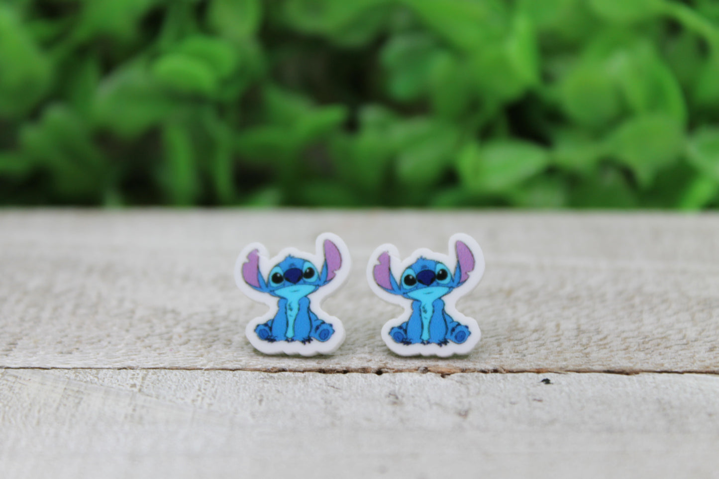 Sitting Stitch Stud Earrings