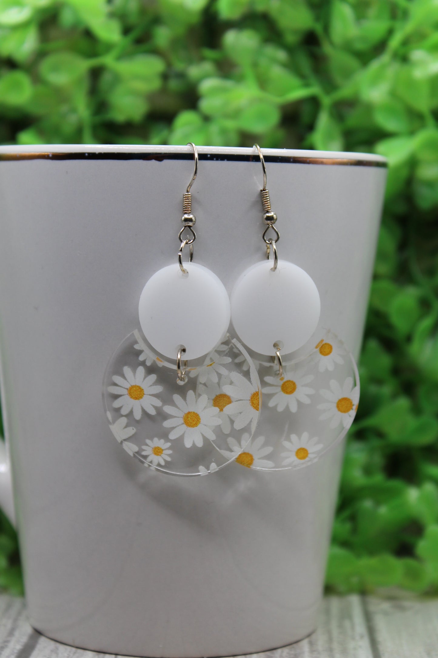 White Daisies • Dangle Earrings